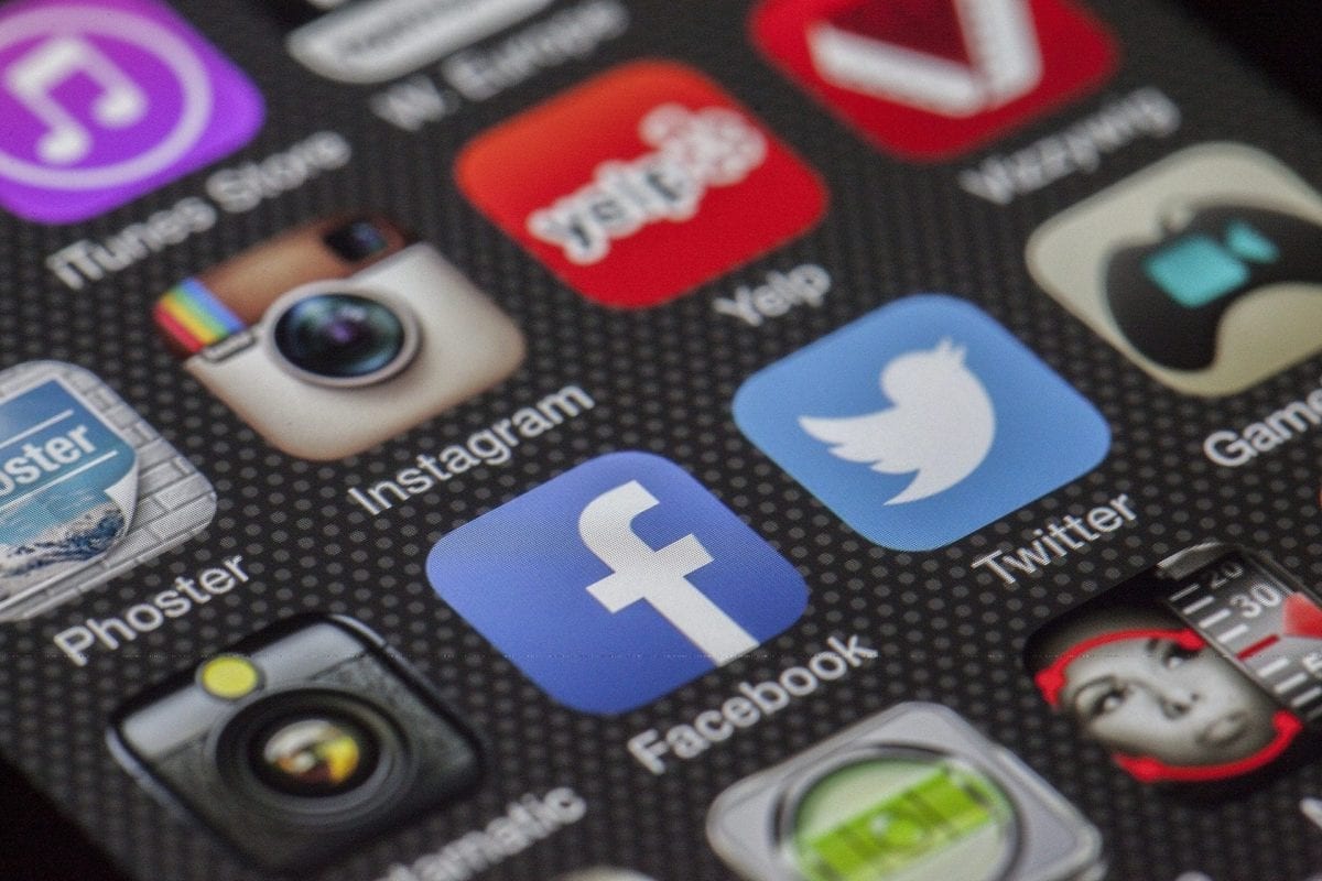 Ícones de mídia social são exibidos em um telefone celular.