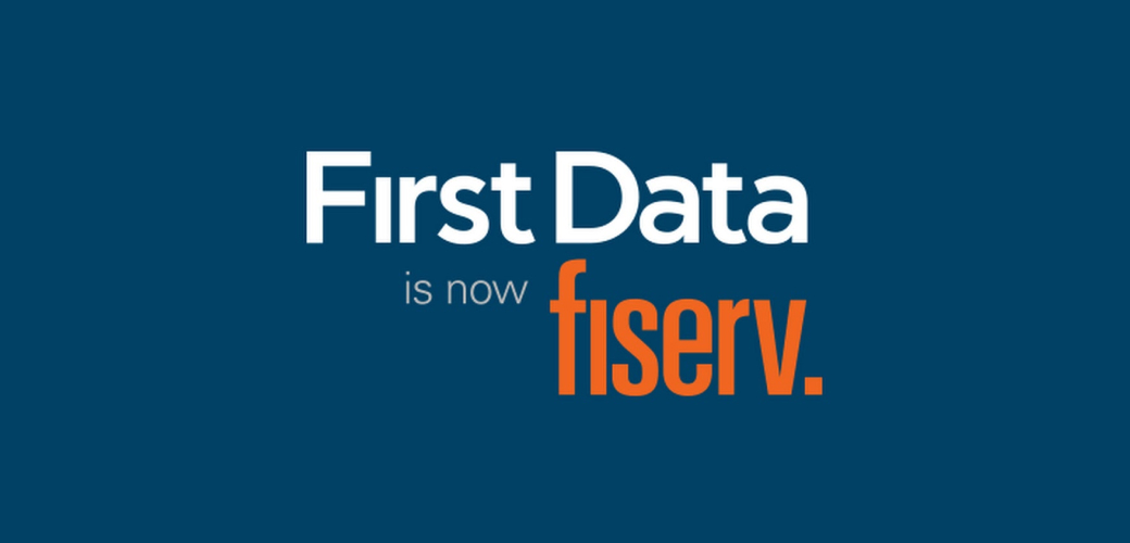 logotipo: “first data is now fiserv”, exibido em texto branco sobre fundo azul escuro, da empresa de tecnologia.