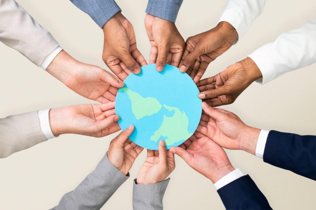 Um grupo de mãos empresariais segurando um globo como parte de um projeto sustentável.