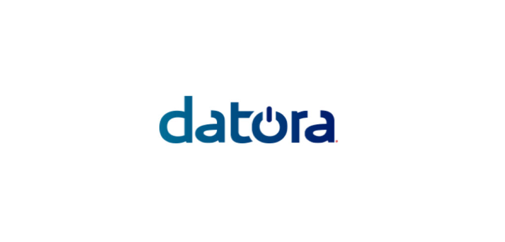 Logotipo da "Datora Telecom" com a letra "o" estilizado como um símbolo de botão liga / desliga, mostrado em tons gradientes de azul sobre fundo branco.