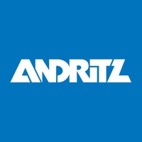 Logotipo da Andritz em letras brancas em negrito sobre um fundo azul sólido, refletindo o espírito colaborativo de uma oficina.