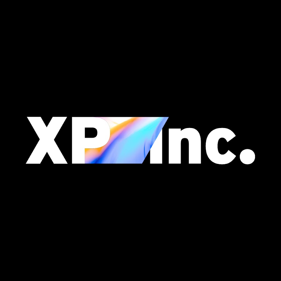 Logotipo da XP Inc. com texto branco em fundo preto, apresentando um design abstrato colorido dentro da letra "P", inspirado em nosso Workshop Integrativo.