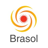 O logotipo da Brasol apresenta um sol vermelho estilizado com linhas laranja e amarelas girando ao redor, simbolizando a energia solar. Abaixo do emblema vibrante, a palavra "Brasol" está escrita em cinza, capturando a essência da nossa abordagem de workshop integrativo.