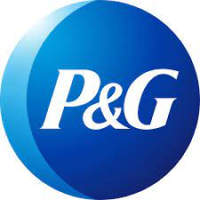 O logotipo da P&G apresenta um fundo circular azul com as letras brancas "P&G" no centro, incorporando uma abordagem integrativa que ressoa bem tanto em ambientes corporativos quanto em ambientes de oficina.