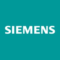 A imagem mostra o logotipo da Siemens com "SIEMENS" em letras maiúsculas brancas em negrito sobre um fundo azul-petróleo, que lembra um ambiente de oficina profissional.