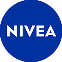 Logotipo da NIVEA em texto branco dentro de um círculo azul sólido, que lembra a unidade e o foco encontrados em um workshop integrativo.