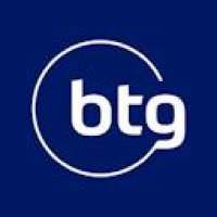 Logotipo do BTG dentro de um quadrado azul, com letras minúsculas brancas "btg" centralizadas e um círculo branco parcial ao redor das letras, incorporando um espírito de workshop integrativo.