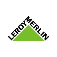 Um triângulo verde com as palavras "Leroy Merlin" escritas em preto em dois dos lados, lembrando o ambiente acolhedor da oficina.