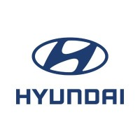 A imagem mostra o logotipo da Hyundai, que apresenta um "H" estilizado dentro de um oval, com a palavra "HYUNDAI" em letras maiúsculas abaixo dele. O design reflete uma abordagem integrativa à marca.