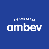 A imagem mostra o logotipo da Ambev, uma empresa cervejeira. O logotipo apresenta a palavra "ambev" em letras minúsculas brancas em negrito sobre um fundo azul com "CERVEJARIA" escrito acima em uma fonte menor, refletindo seu compromisso integrativo com cervejas de qualidade.