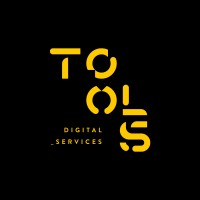 Logotipo da Tools Digital Services com o texto "TOOLS" em letras amarelas em negrito sobre um fundo preto e "DIGITAL _SERVICES" em texto amarelo menor abaixo, evocando uma atmosfera de oficina.