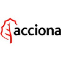 A imagem mostra o logotipo da Acciona, com um contorno de folha vermelha estilizada à esquerda da palavra "acciona" em letras minúsculas pretas, simbolizando uma abordagem integrativa para soluções sustentáveis.