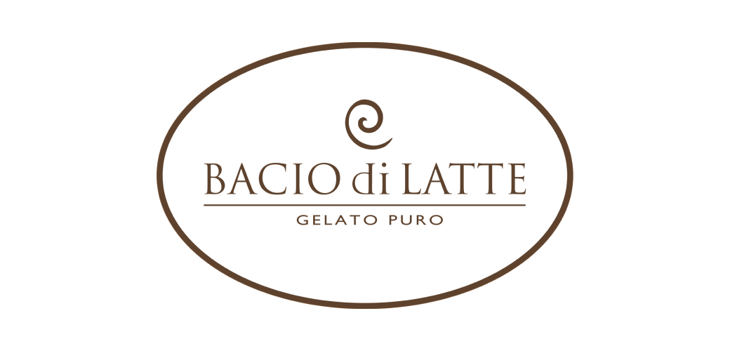 Logotipo da Bacio di Latte Gelato Puro, com formato oval e um desenho em espiral acima do nome da marca "Bacio di Late" em texto marrom.