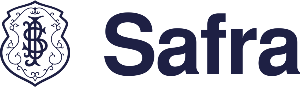 Logotipo com a palavra "Safra" em texto azul escuro e um emblema de escudo ornamentado exibindo as letras "S" e "J" entrelaçadas.