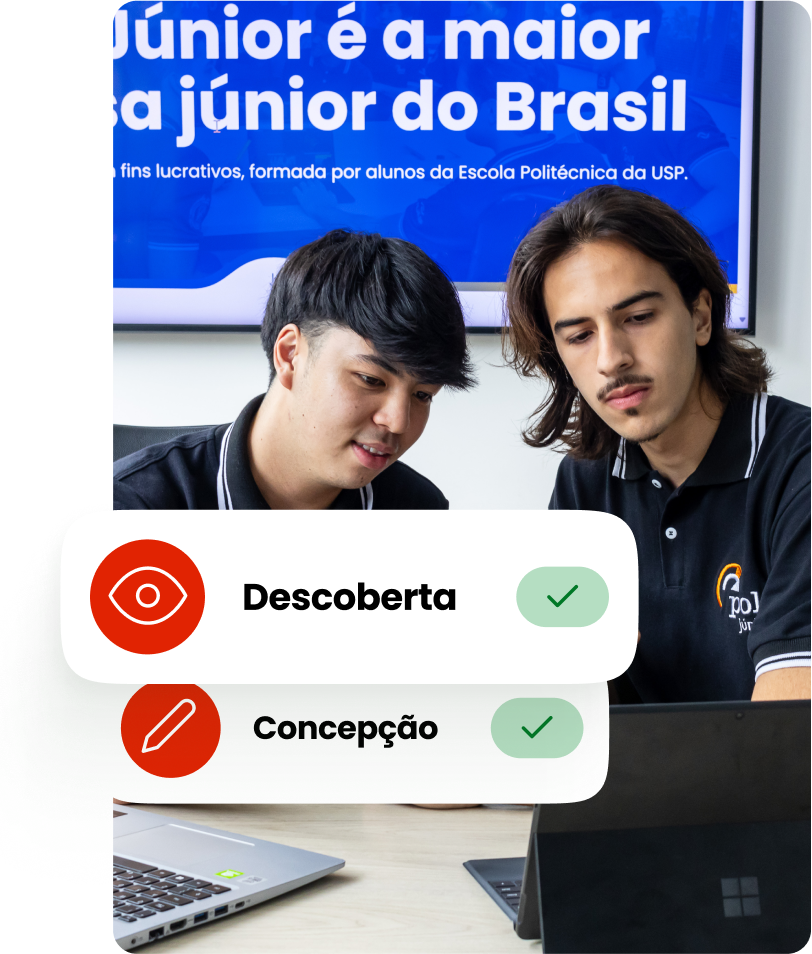 Duas pessoas olham para uma tela de laptop com uma sobreposição mostrando itens de checklist. Uma placa ao fundo diz: "Júnior é a maior ... júnior do Brasil.