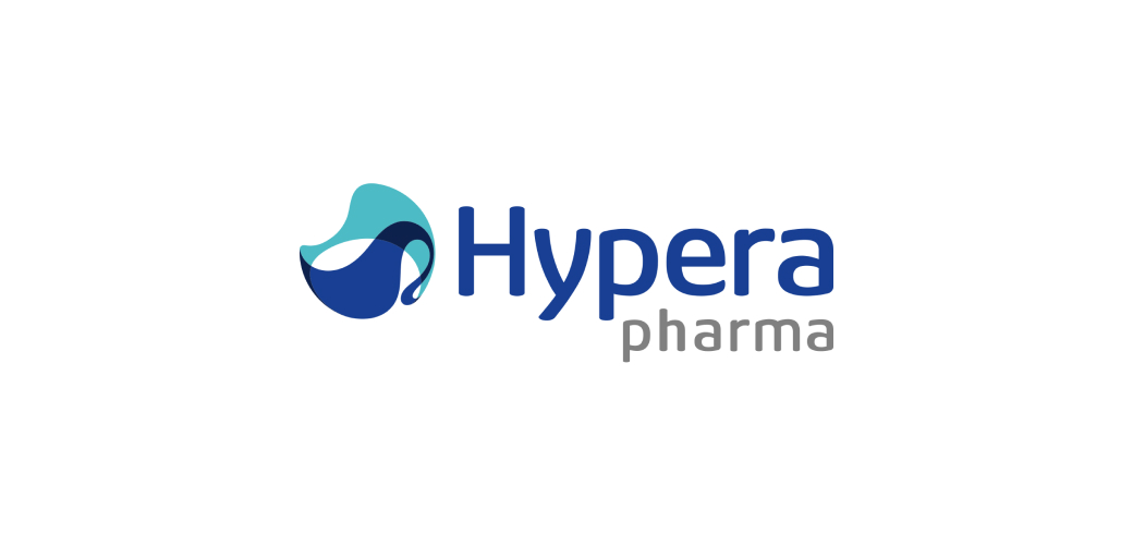 O logotipo da Hypera Pharma exibe formas estilizadas em azul e verde-azulado ao lado do nome da empresa, evocando uma sensação de inovação e precisão, como um rascunho automático capturando ideias perfeitamente.