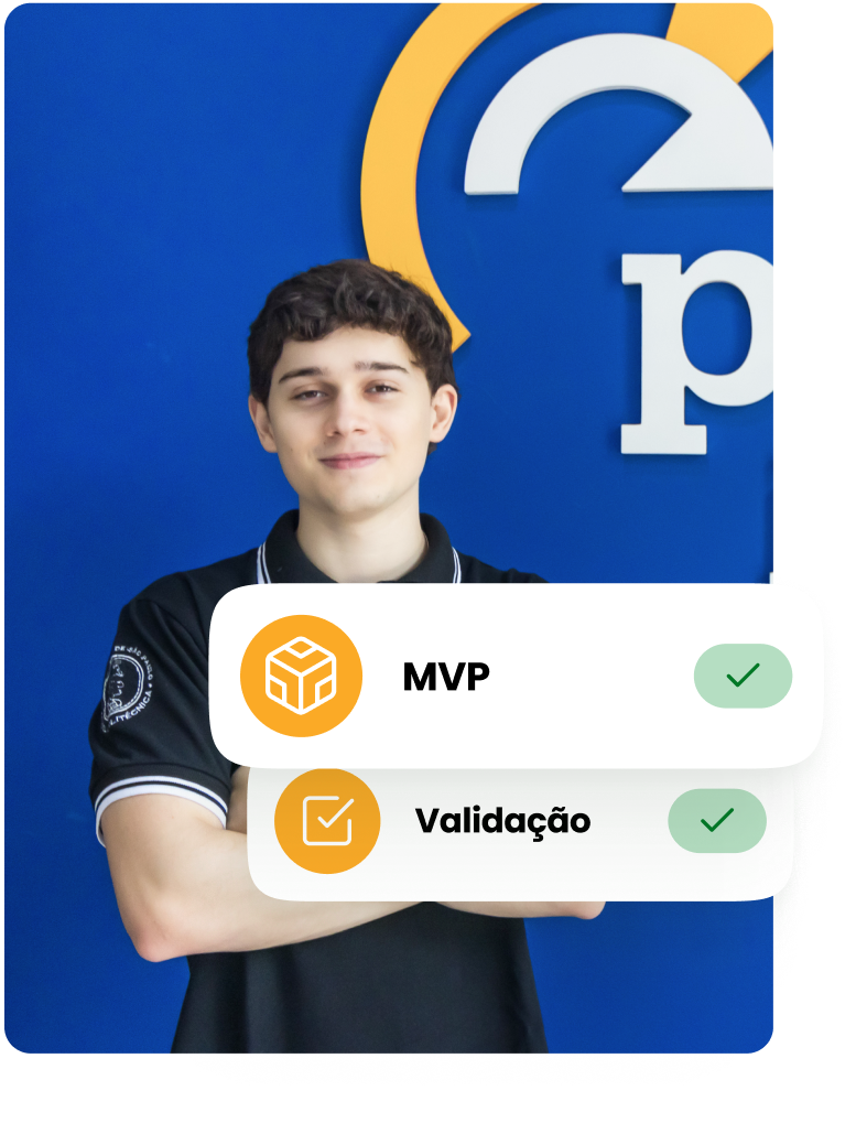 Uma pessoa está em frente a uma parede azul com um logotipo parcial, segurando uma placa exibindo ícones e caixas marcadas com os rótulos "MVP" e "Validação", representando o espírito de inovação da Poli Ventures.