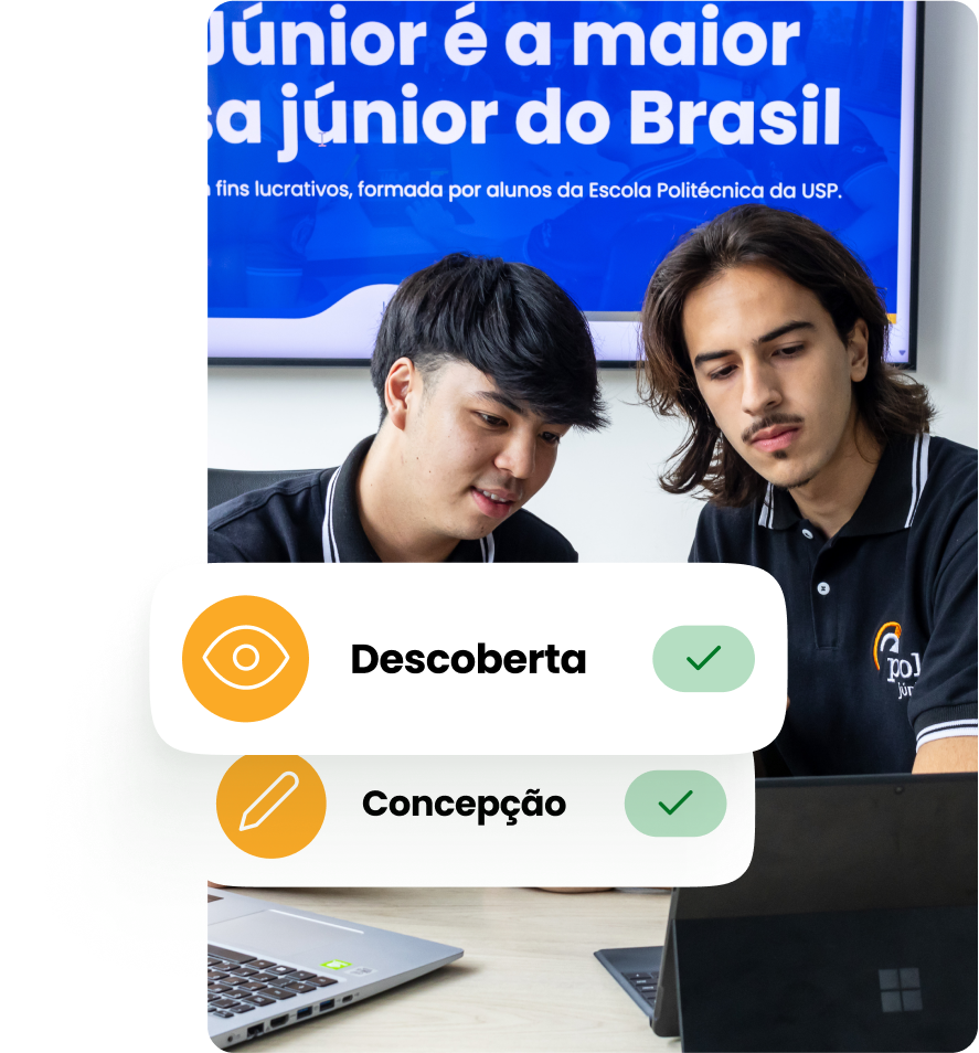 Dois jovens trabalham juntos em laptops em uma mesa, com uma grande tela de apresentação azul atrás deles e marcas de seleção ao lado de "Descoberta" e "Concepção", destacando seu progresso com a Poli Ventures na jornada de capital de risco.