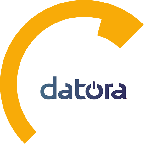 A palavra "datora" em texto azul com um botão de energia como o "o", circundado por um anel amarelo grosso e incompleto em um fundo branco, simbolizando a inovação em mapeamento e gerenciamento de processos.