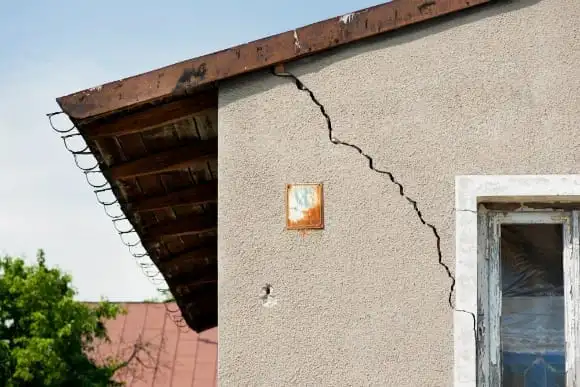 Uma casa com uma rachadura na parede.