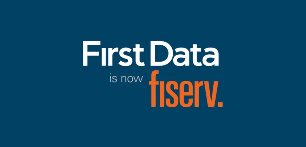 logotipo: “first data is now fiserv”, exibido em texto branco sobre fundo azul escuro, da empresa de tecnologia.