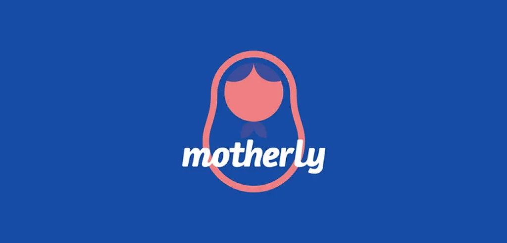 Logotipo da Motherly apresentando imagem estilizada de mãe e filho, circundada por texto em fundo azul, utilizando automação de conteúdo.