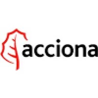 A imagem mostra o logotipo da Acciona, com um contorno de folha vermelha estilizada à esquerda da palavra "acciona" em letras minúsculas pretas, simbolizando uma abordagem integrativa para soluções sustentáveis.