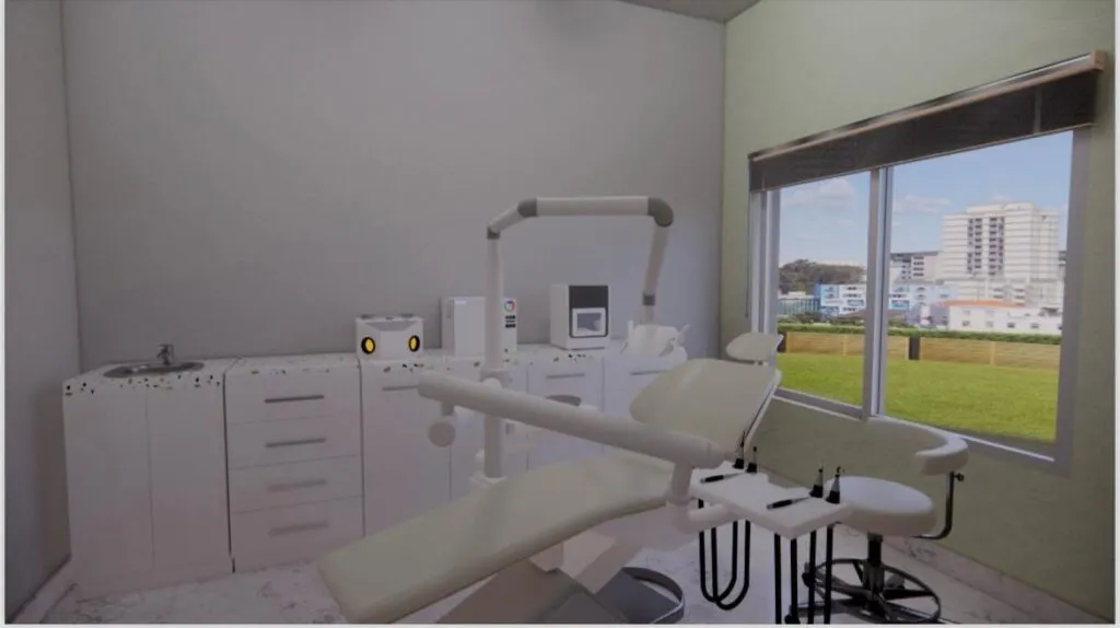 A sala da clínica odontológica Clínica Aber conta com cadeira de exame, equipamentos odontológicos modernos, bancada elegante com armários e uma grande janela com vista urbana.