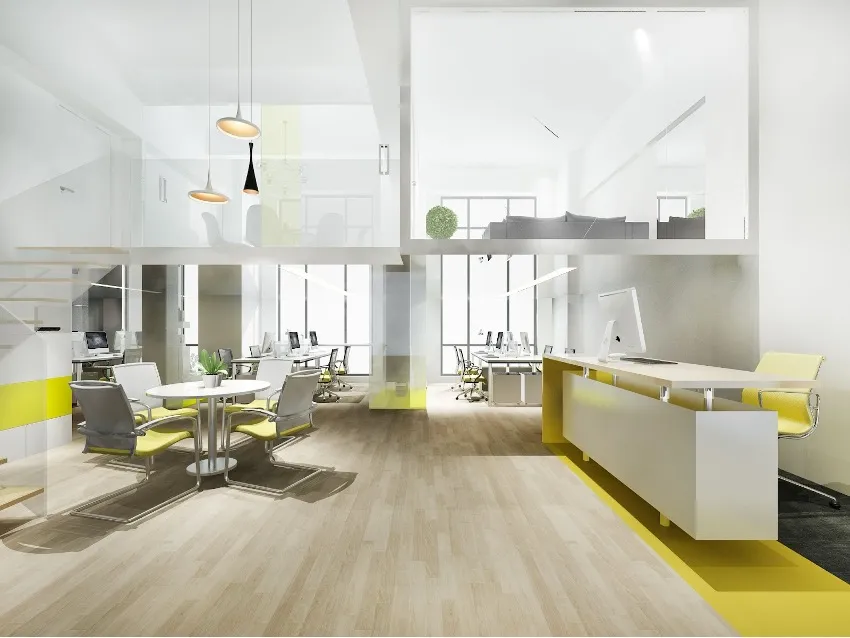 Espaço de escritório moderno com divisórias de vidro, detalhes em amarelo e várias estações de trabalho. A decoração parece elegante e funcional. A área é bem iluminada.