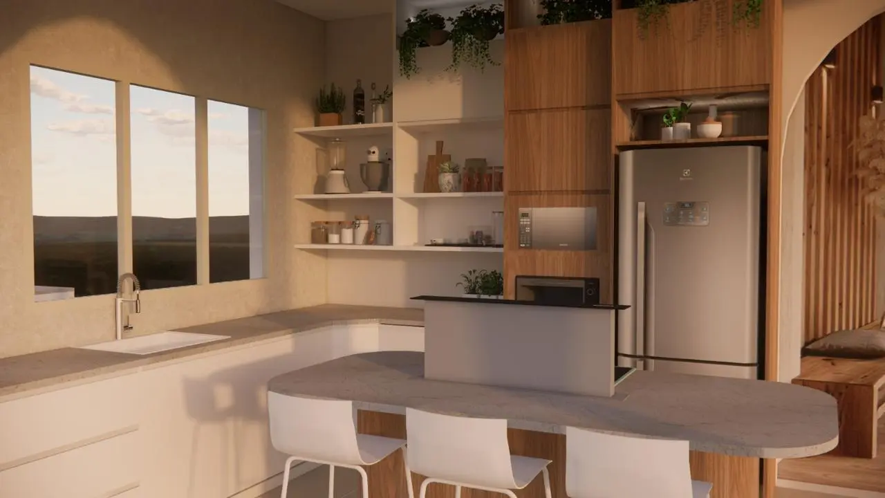 Refúgio Aurora | WhatsApp Image 2025 05 08 at 20.21.30 1 1 Cozinha moderna com armários brancos e de madeira, prateleiras abertas com pratos e plantas, geladeira, eletrodomésticos embutidos e um balcão para café da manhã com três cadeiras brancas.