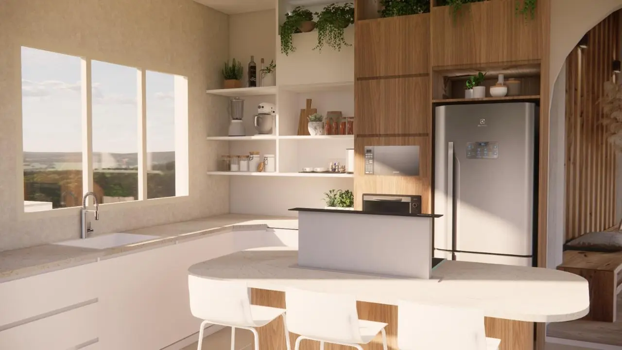 Cozinha moderna com bancadas brancas, armários de madeira, prateleiras abertas com plantas e utensílios de cozinha, além de uma geladeira de aço inoxidável. Três cadeiras brancas estão dispostas na ilha.